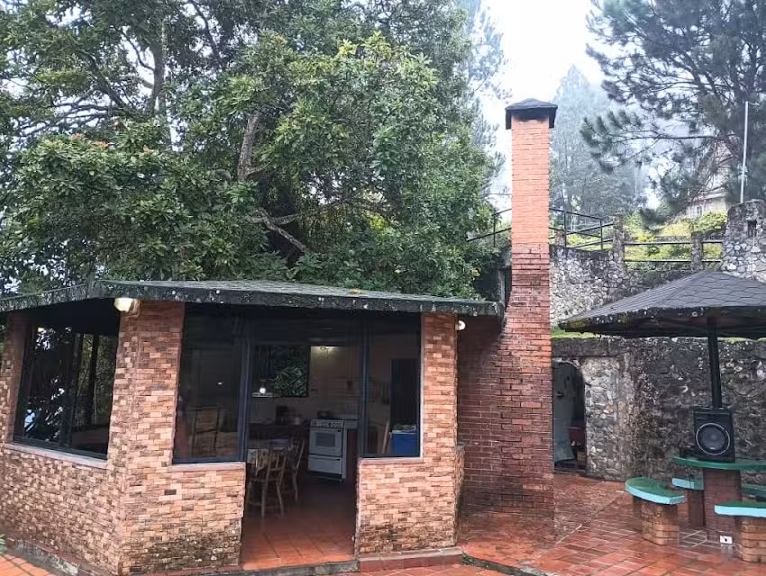 ESPECTACULAR CHALET GUAYAMURE